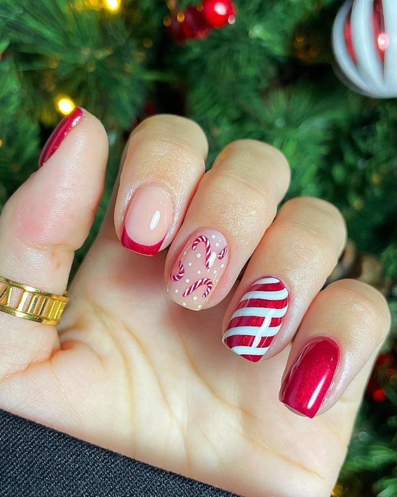 ongles rouges pour Noël avec art cane de bonbon
