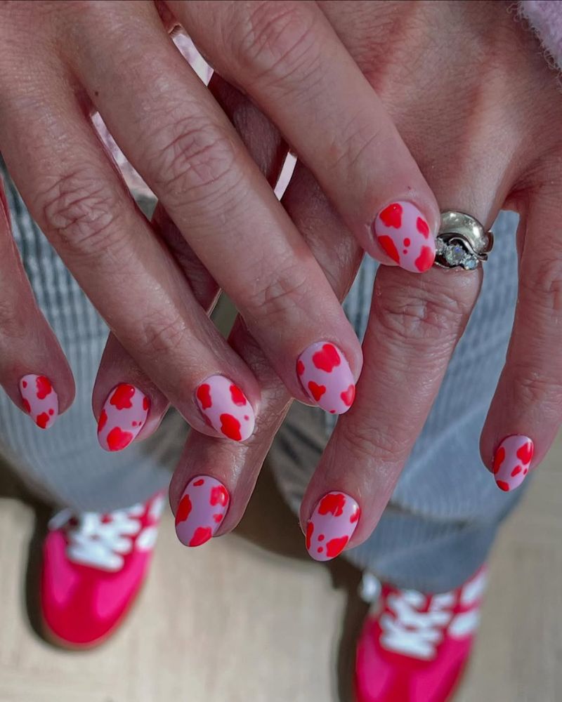 nail art rouge vif avec imprimé vache sur base courte