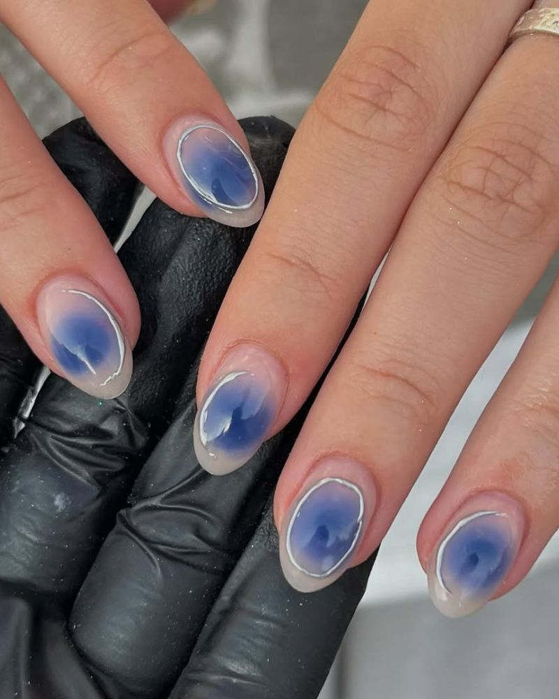 ongles aura bleue, cadre argenté, ongles amandes