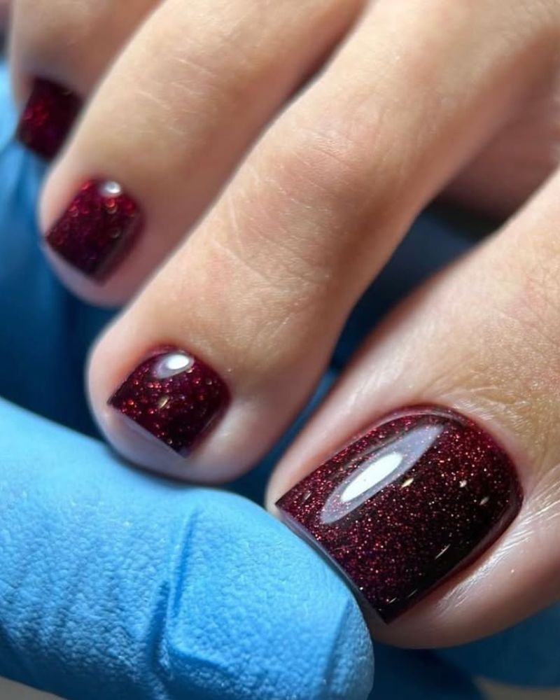 pédicure rouge foncé brillant