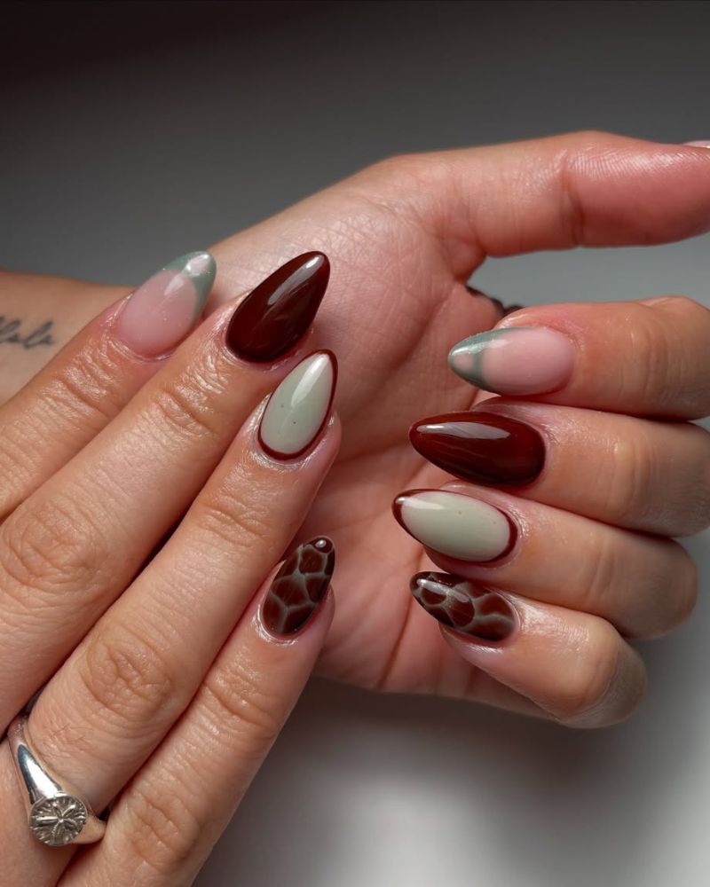 ongles bordeaux et bleu sarcelle en manucure amande