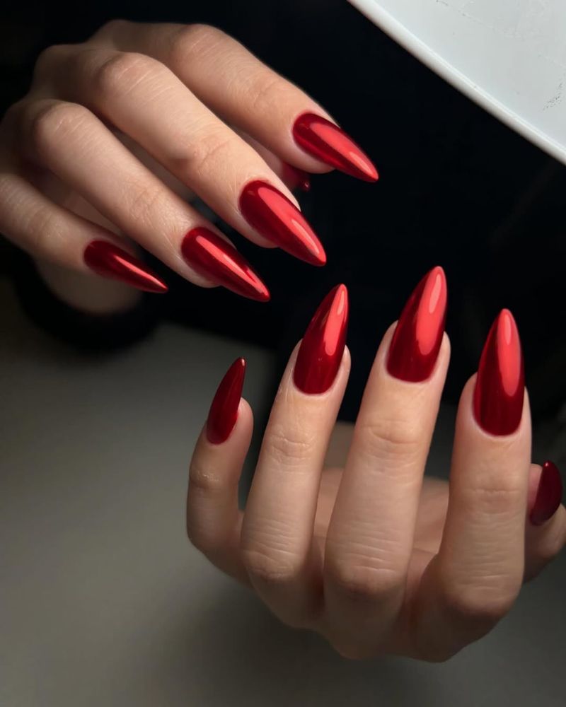 ongles rouge chrome, ongles stiletto