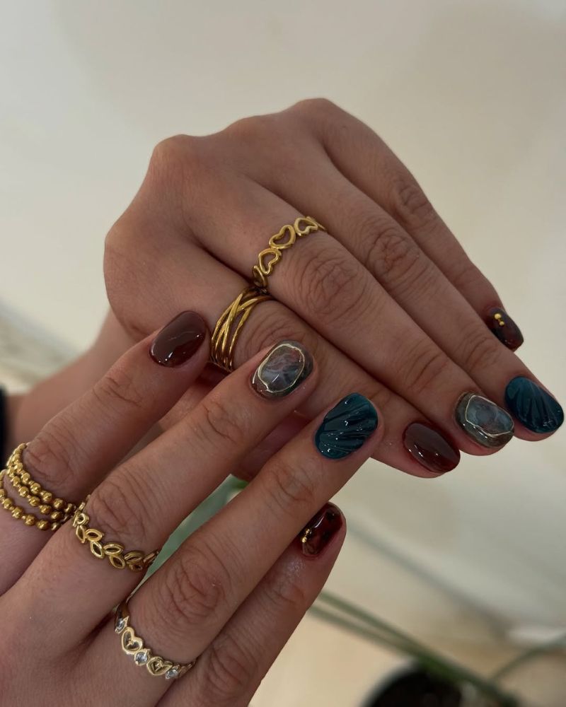 ongles courts d’automne chics en marron et bleu