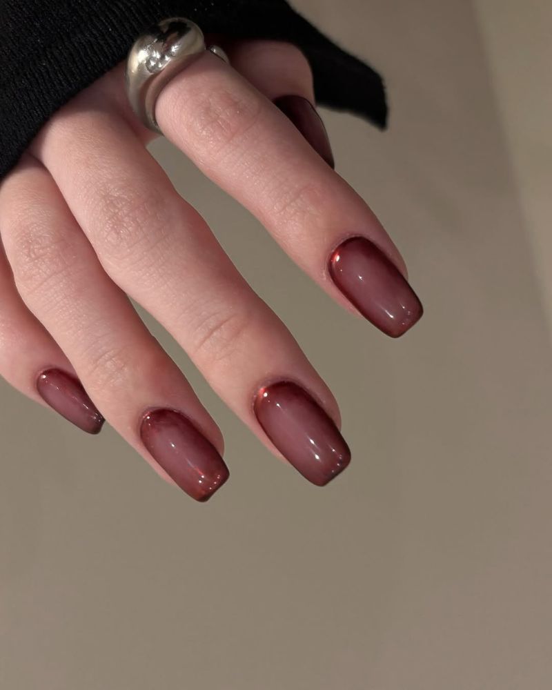 ongles rouges de Noël festifs sur base carrée, design aura inversé