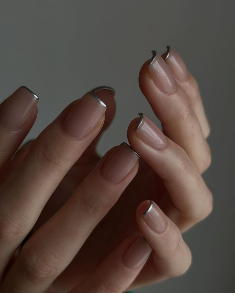 micro French argenté sur ongles nus