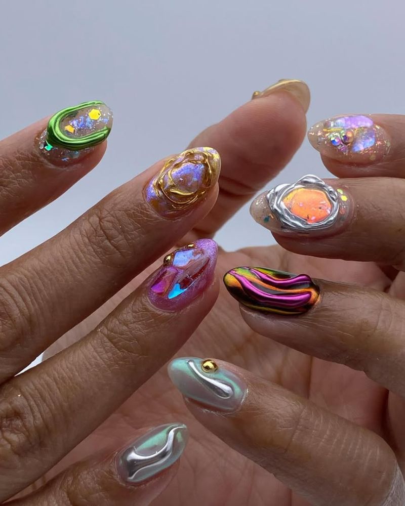 ongles colorés d’automne avec éléments chrome et art d’ongle en pierres précieuses