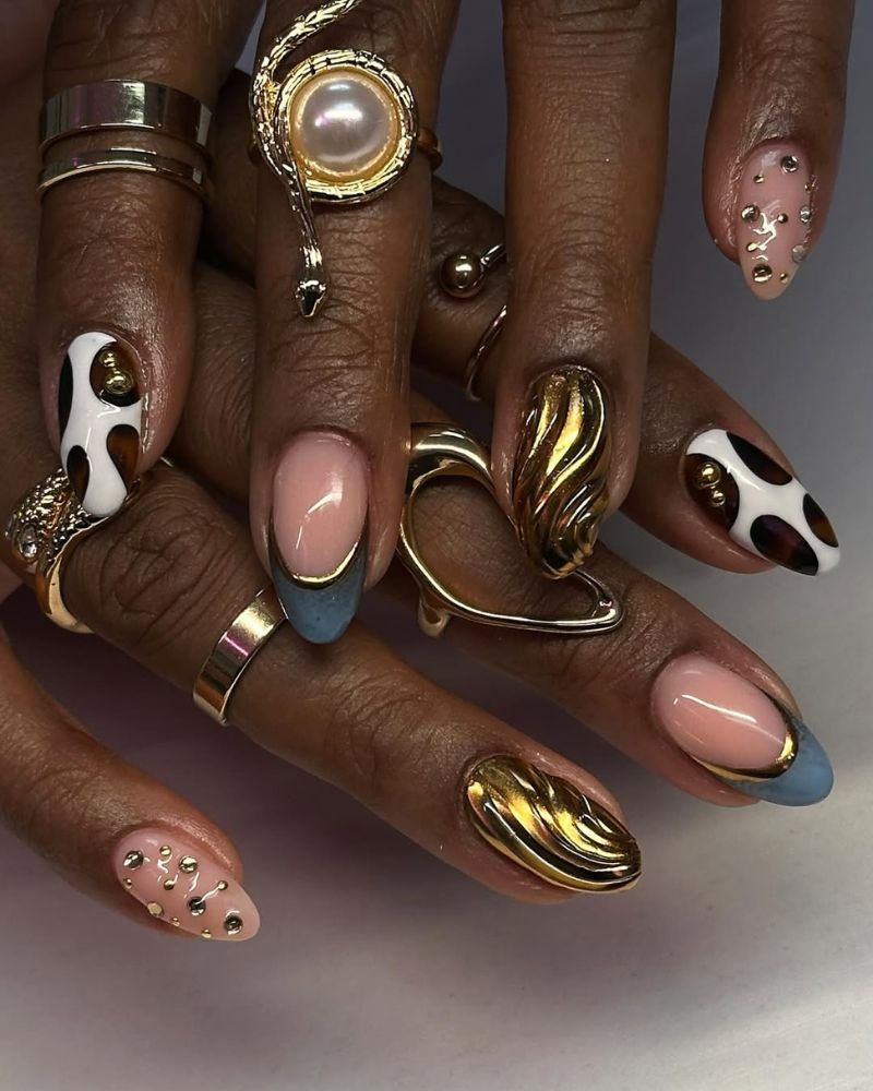 design nail art doré sur ongles nude avec éléments 3D