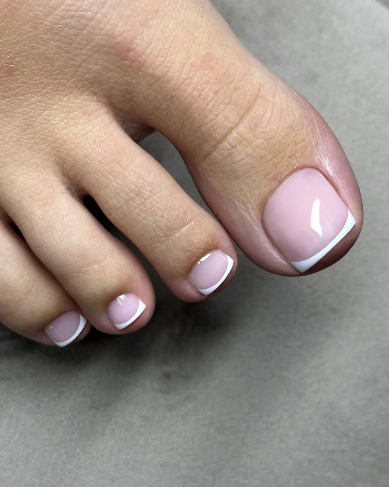 pédicure française élégante, bouts blancs sur les orteils