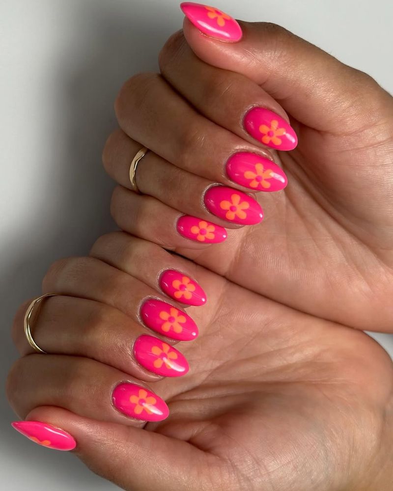 ongles rose vif, nail art fleur, ongles d'été simples