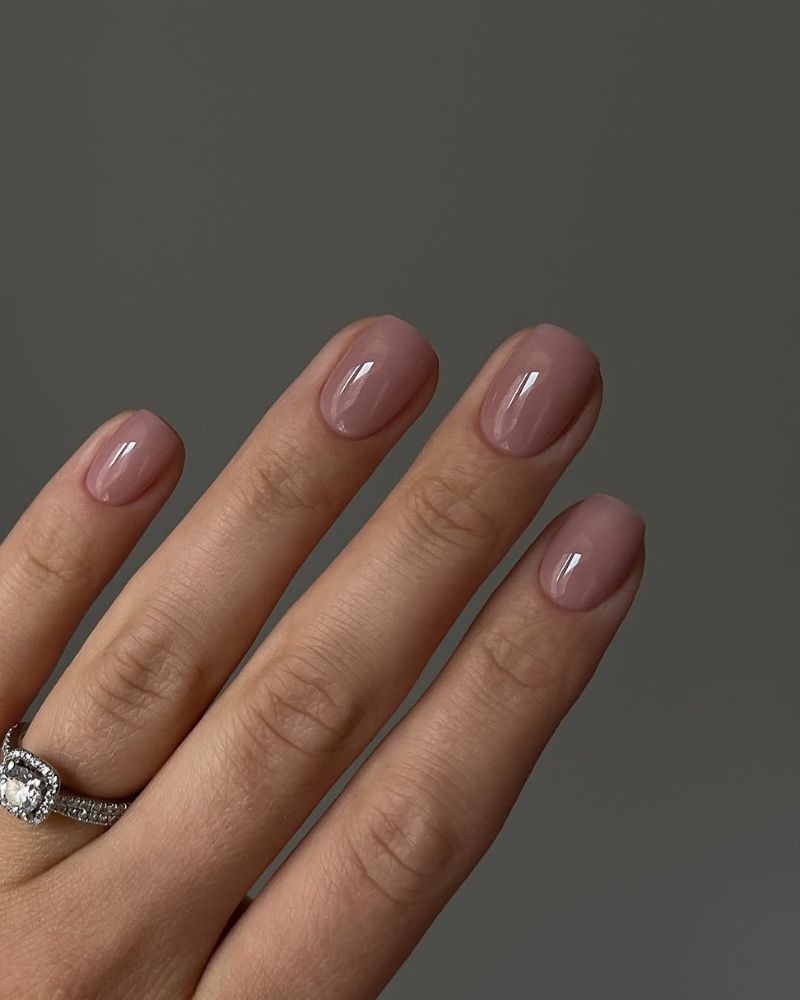 ongles court nude rosé en forme carrée