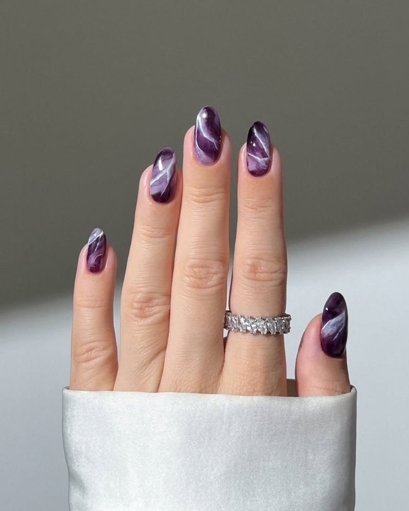 nail art marbré, ongles violet foncé, idée d’ongles violets