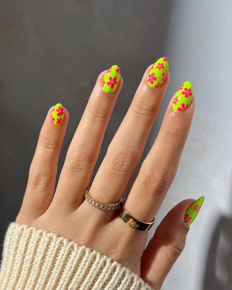 ongles vert néon, nail art fleurs roses