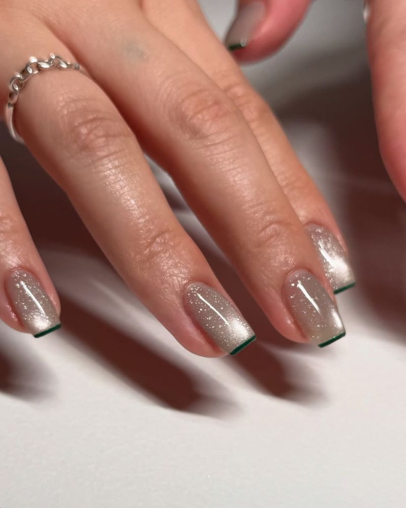 fine french manicure pour Noël avec base cat eye scintillante et extrémités vertes