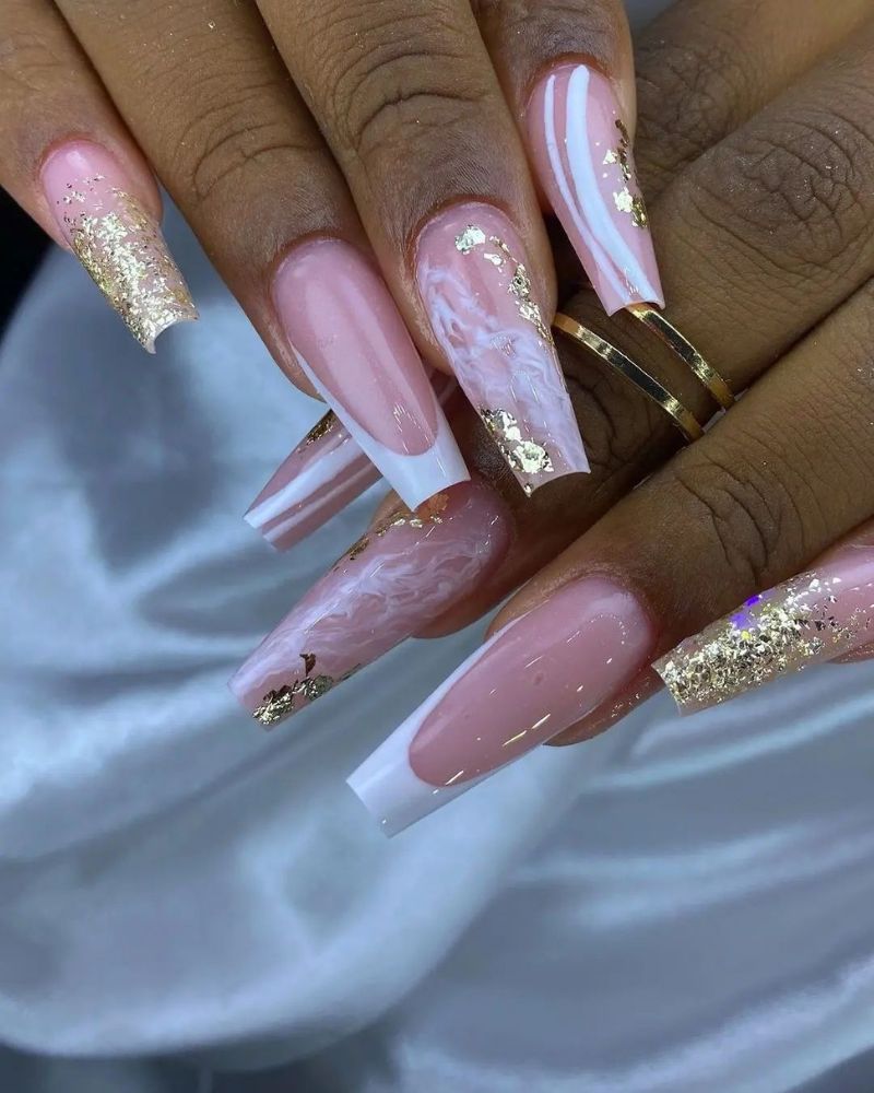 ongles blancs et dorés, dessins french