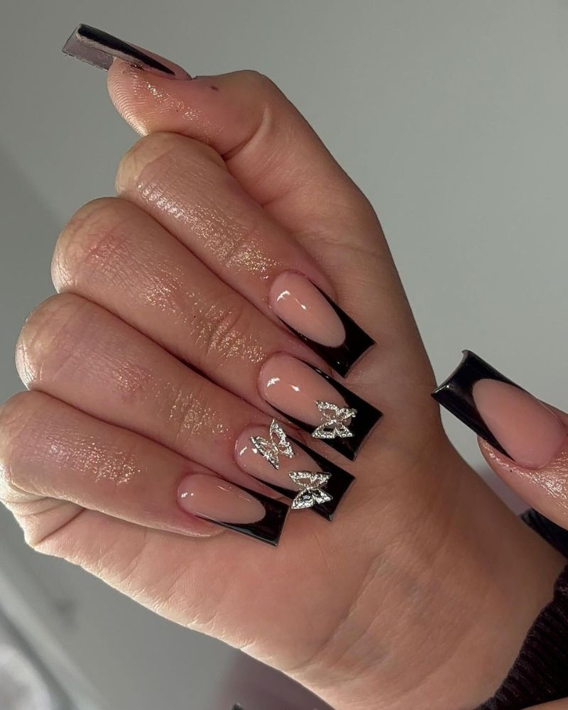 ongles french tips noirs avec papillons