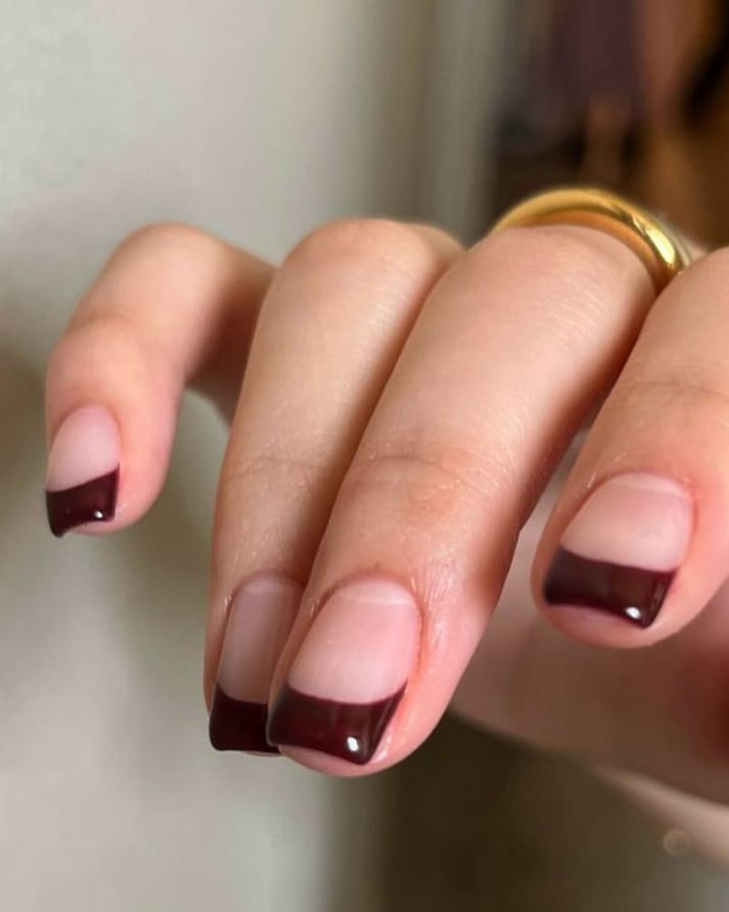 French manucure rouge foncé simple parfaite pour l’automne