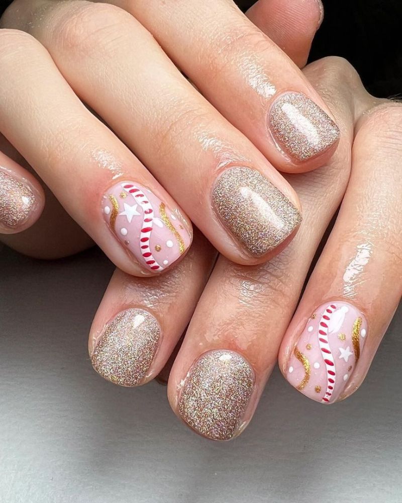 ongles courts œil de chat dorés pour Noël et hiver