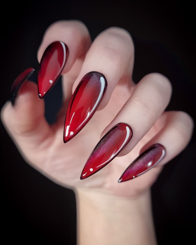 nail art noir et rouge, ongles stiletto