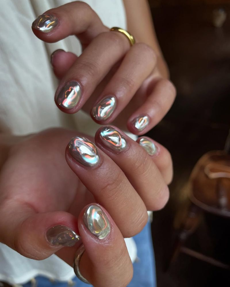 ongles courts argentés avec chrome et nail art 3D