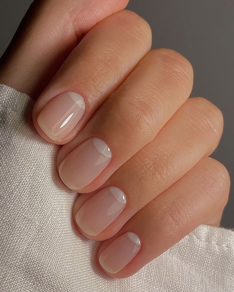 ongles courts naturels avec base nude translucide