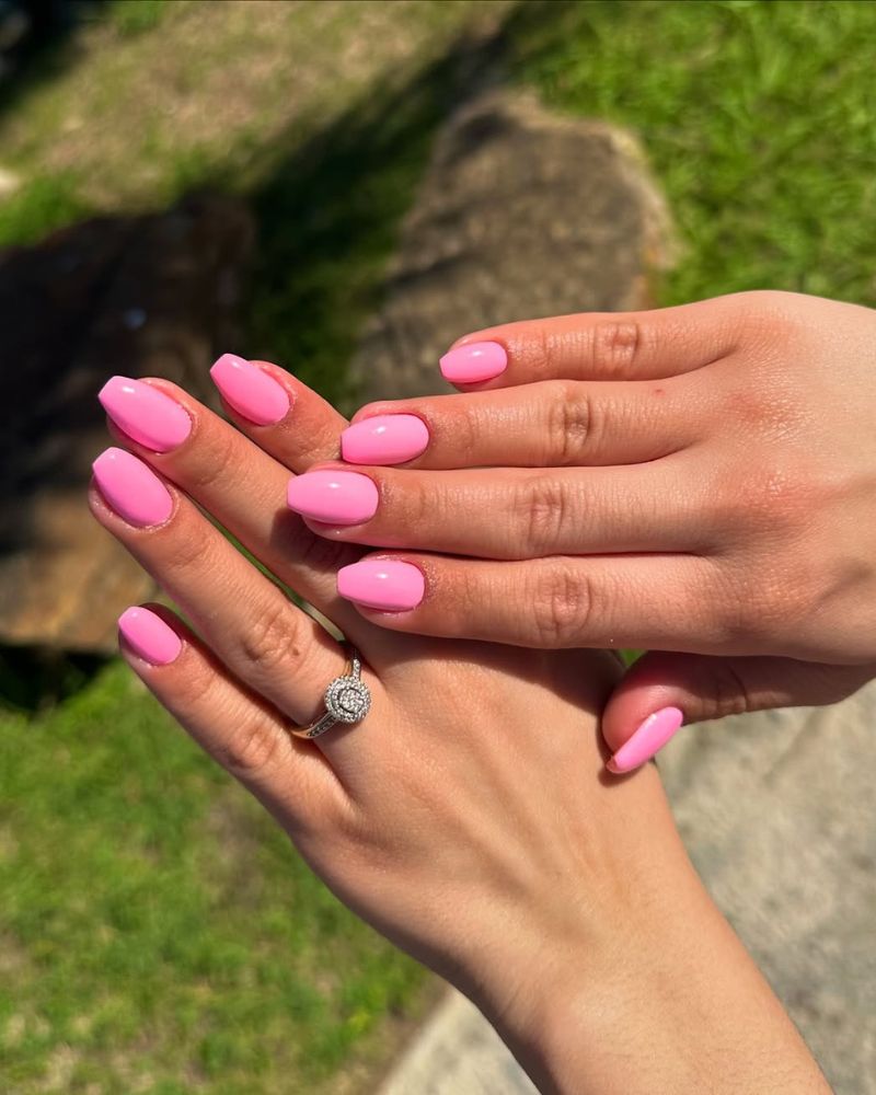 ongles rose clair, design ongles coffin courts été