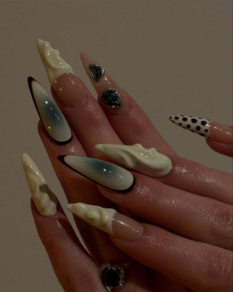 ongles jaune beurre sur longs ongles stiletto