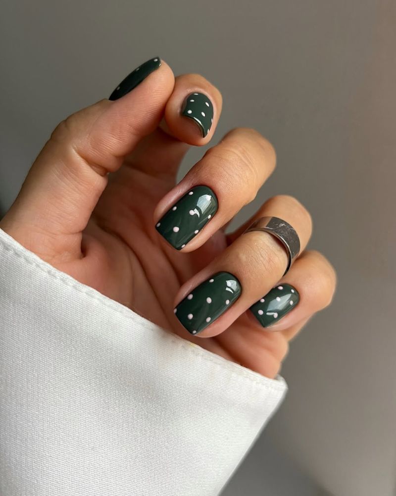 ongles vert foncé avec pois pour manucure d’automne