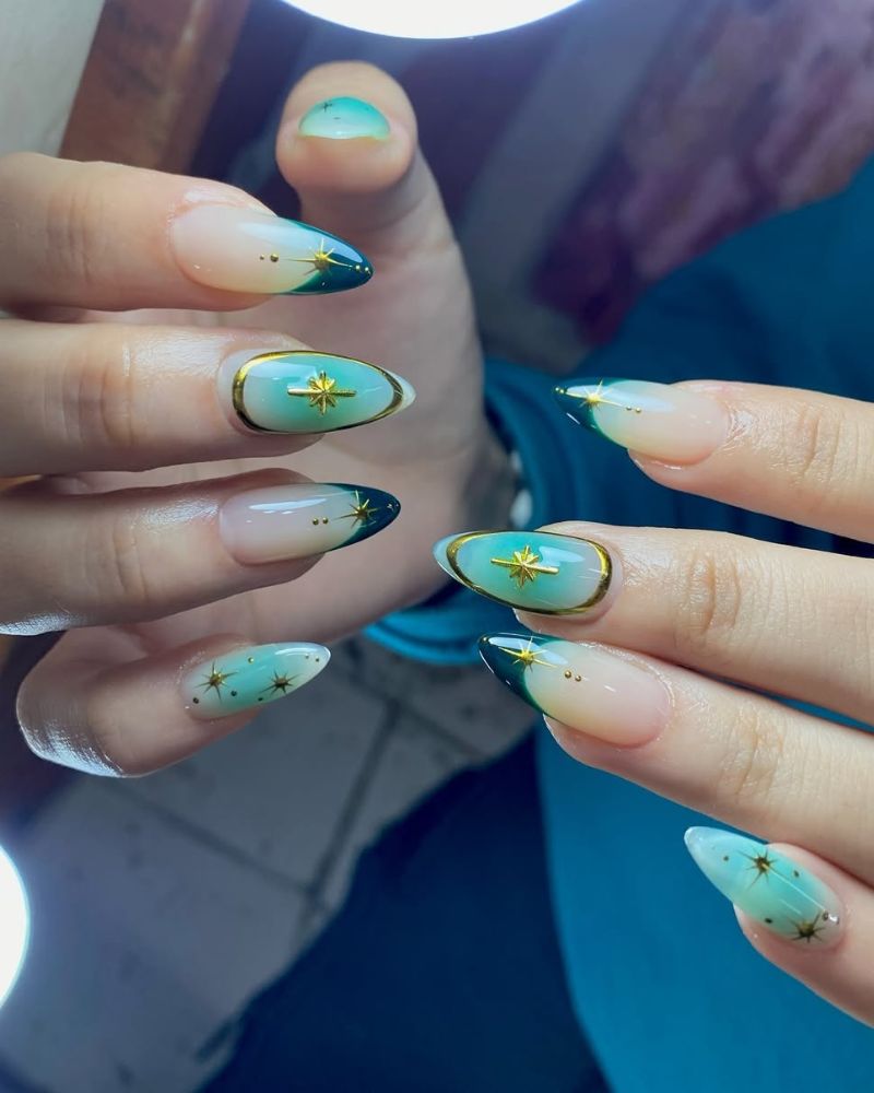 ongles stilettos, verts foncés, nail art doré