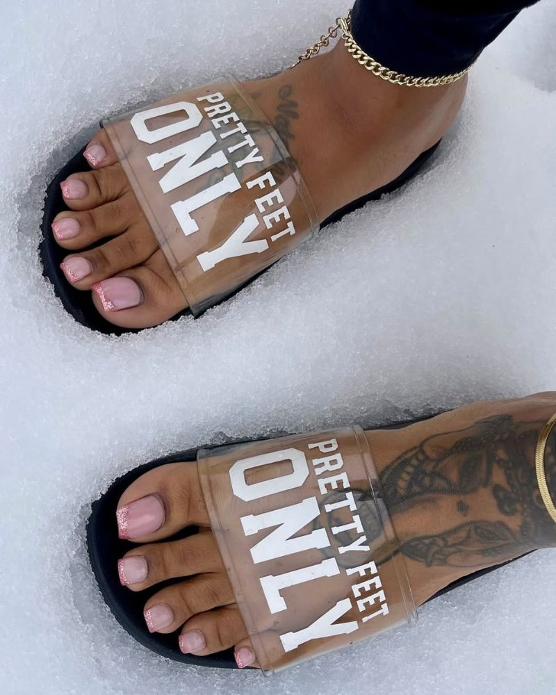 pédicure rose scintillante, ongles longs sur les orteils