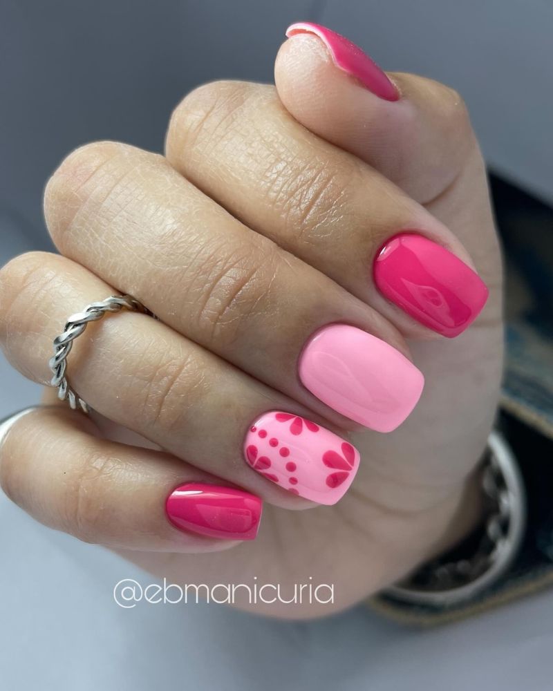 ongles courts roses avec un design, manucure deux tons