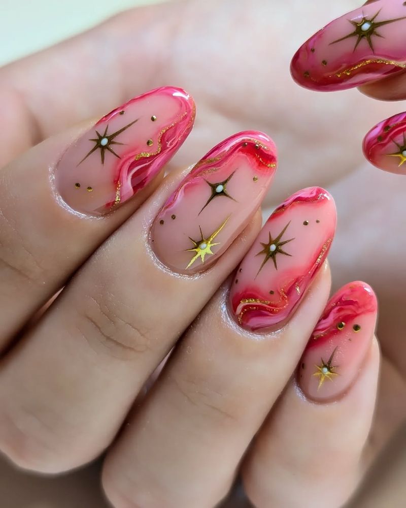 ongles rose vif avec design, nail art étoiles dorées