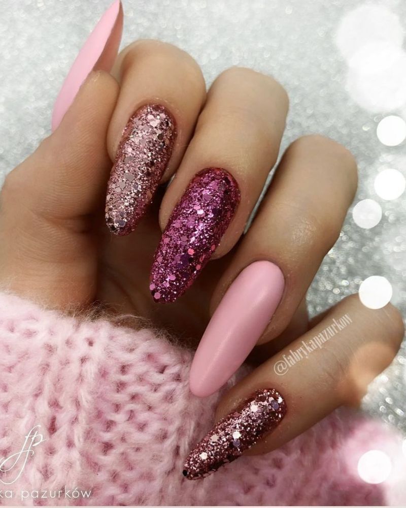ongles pailletés roses
design d'ongles roses