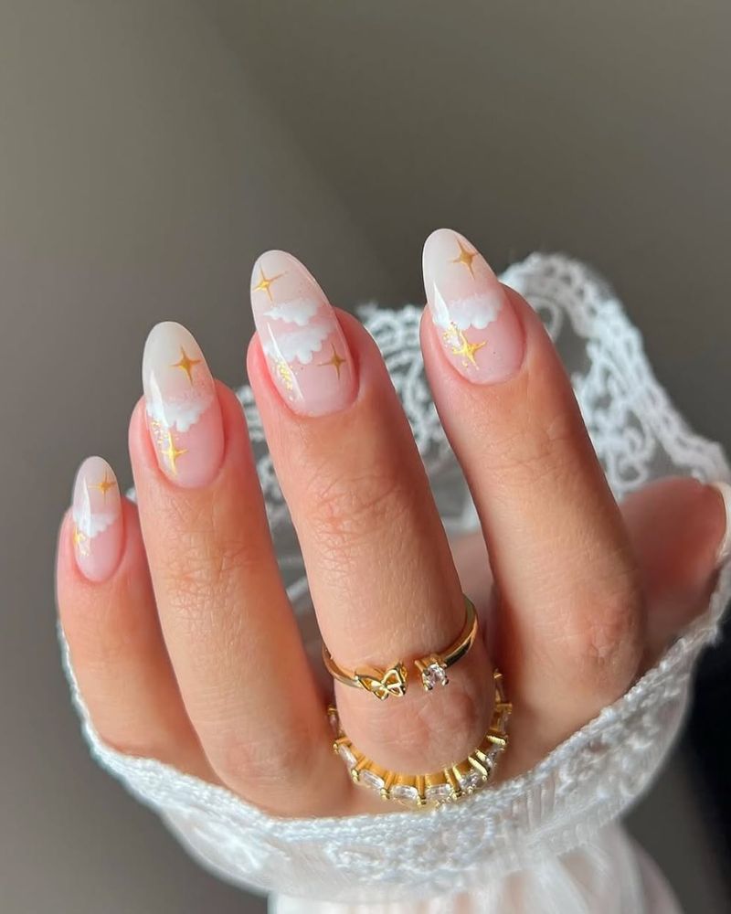 nail art nuages, nail art étoiles dorées