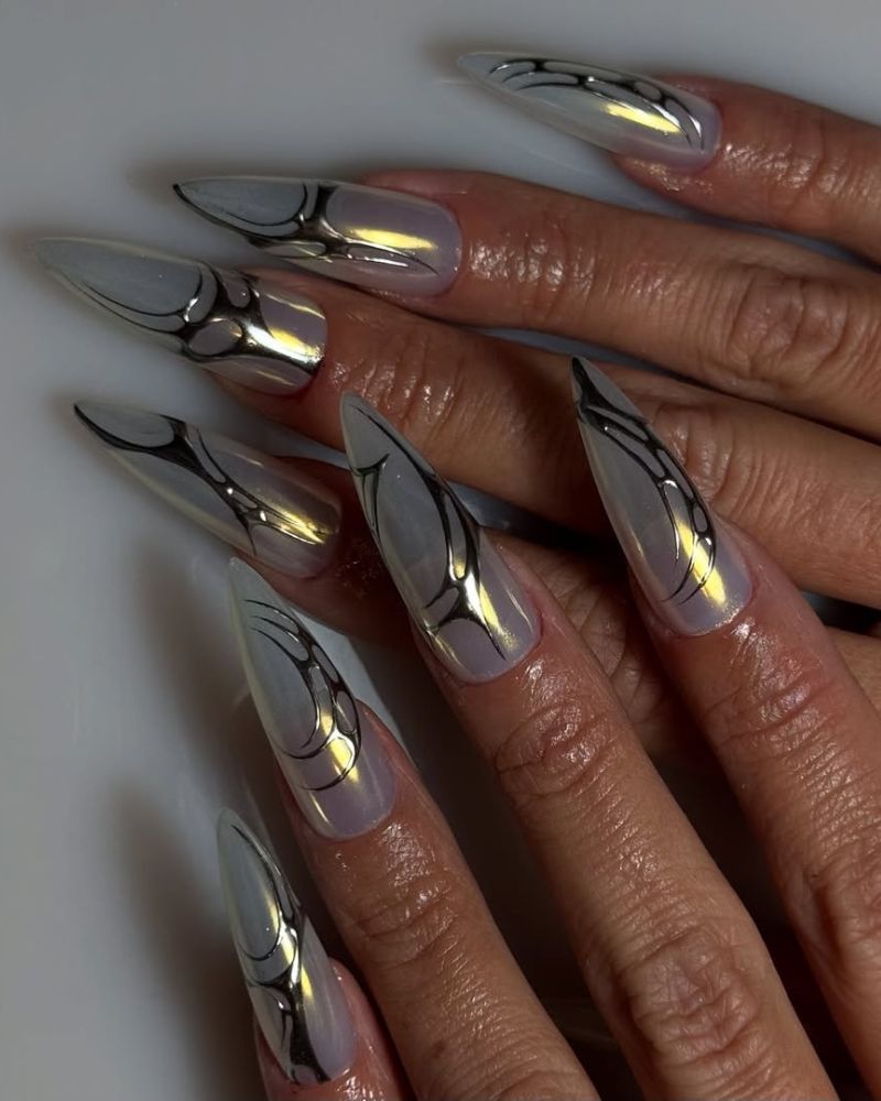 longs ongles stiletto chrome argent avec nail art argenté