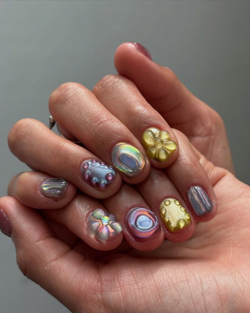 ongles chrome courts avec art 3D aux couleurs d’automne