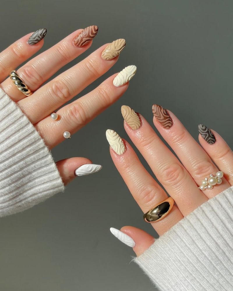 ongles marrons dégradés avec nail art texturé 3D