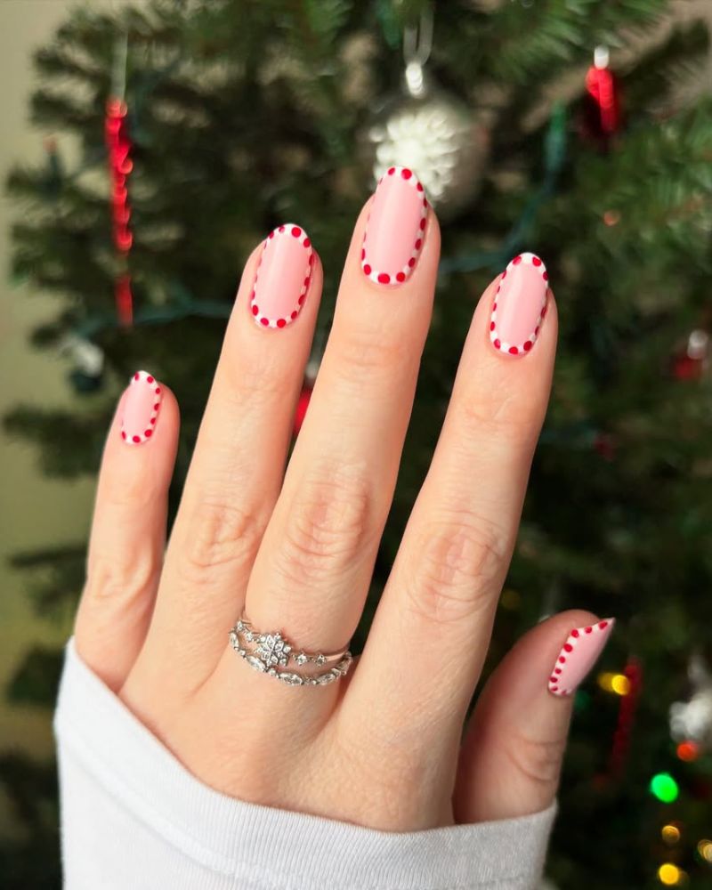 ongles nude avec encadrements rouges et blancs
