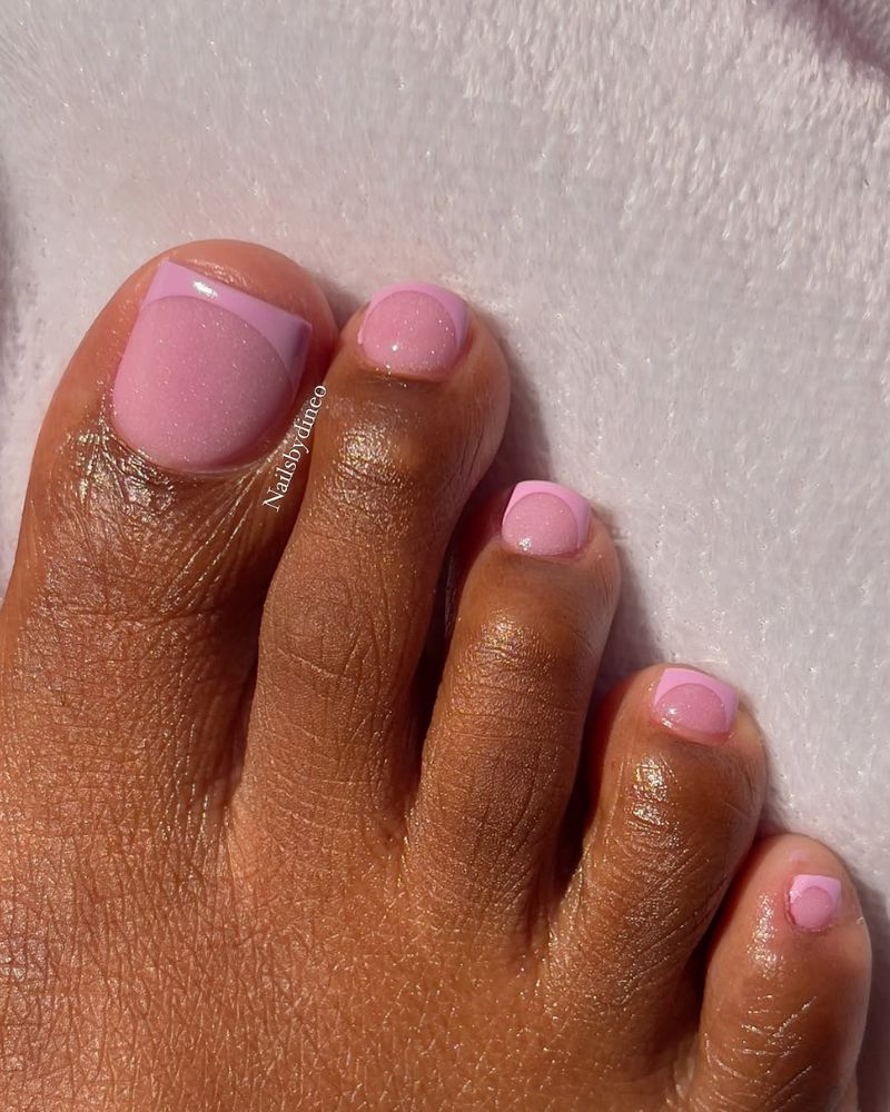 ongles roses sur les orteils, pédicure française rose