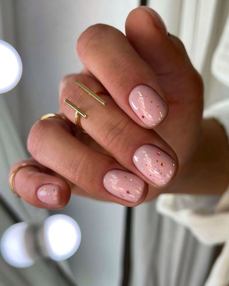 ongles en gel nude courts avec paillettes brillantes