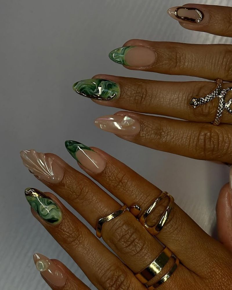 nail art marbre vert avec design chrome nacré
