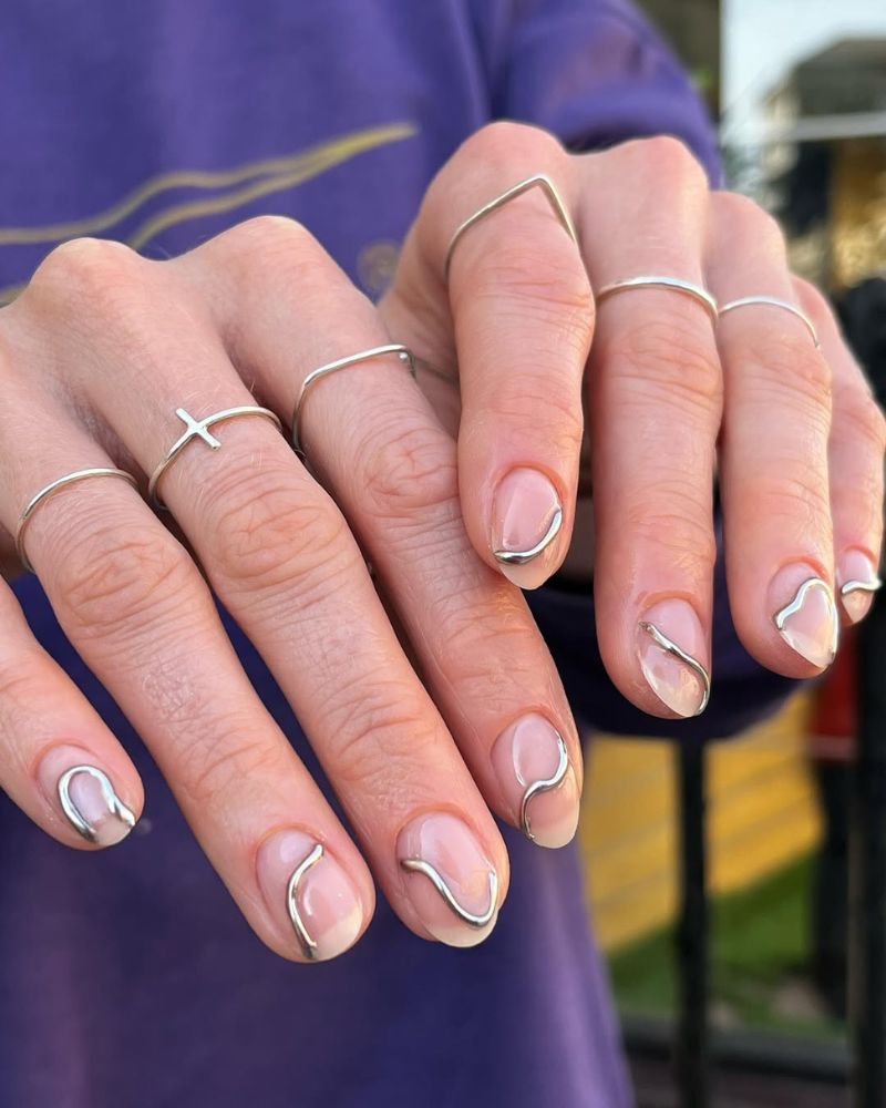 ongles nus courts avec lignes argentées 3D