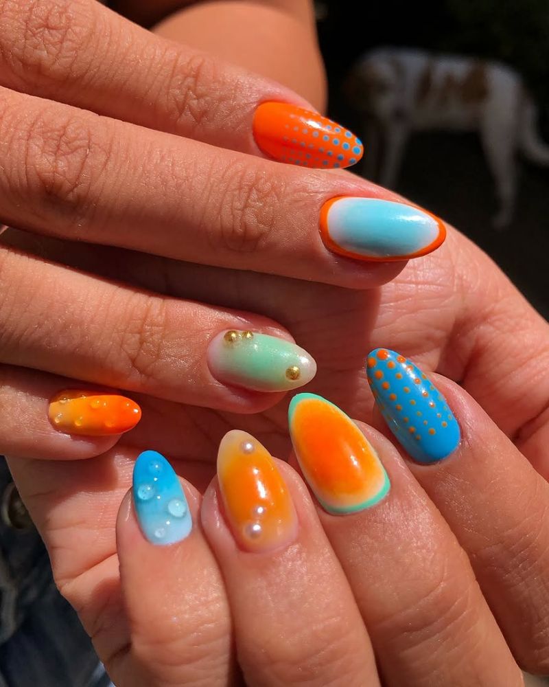 art ongle orange, art ongle bleu, ongles éclatants d’été