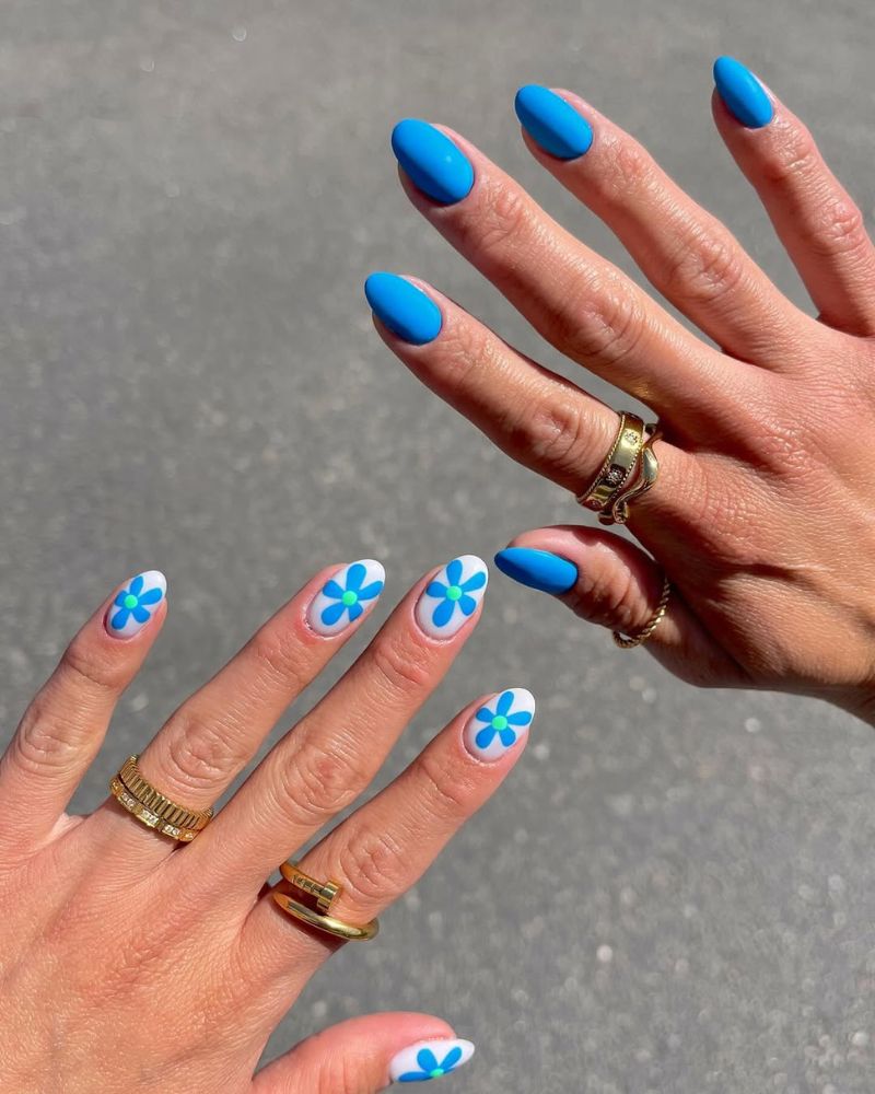 ongles bleus, design floral simple