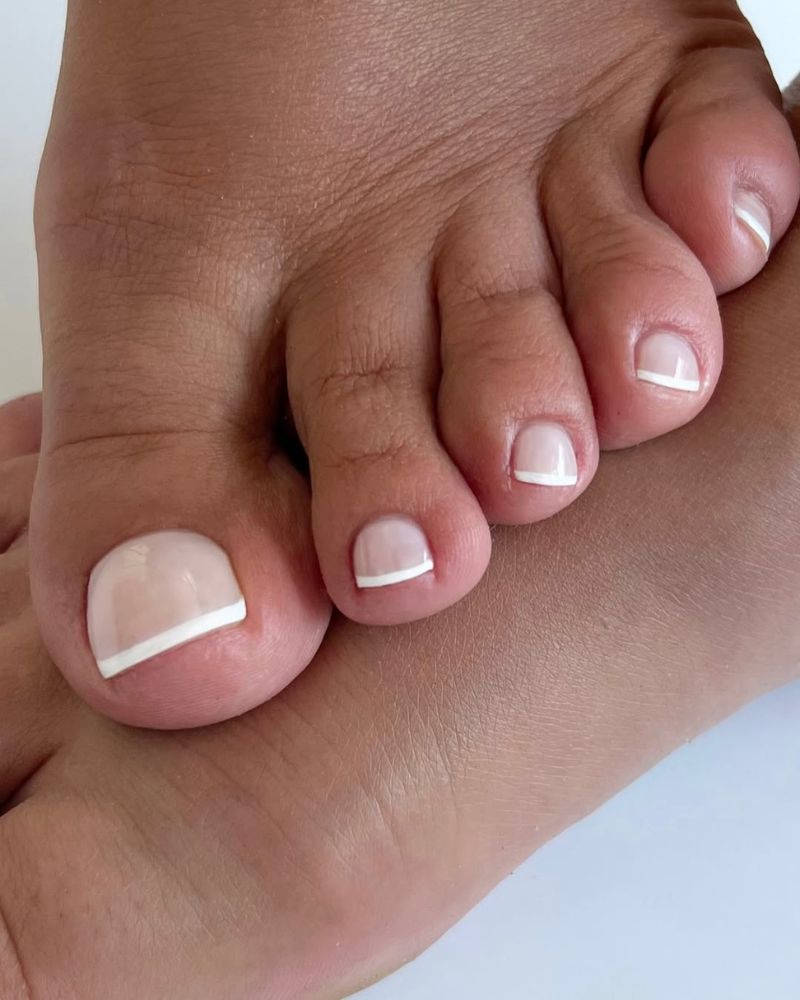 bouts d’ongles sur orteils, pédicure française