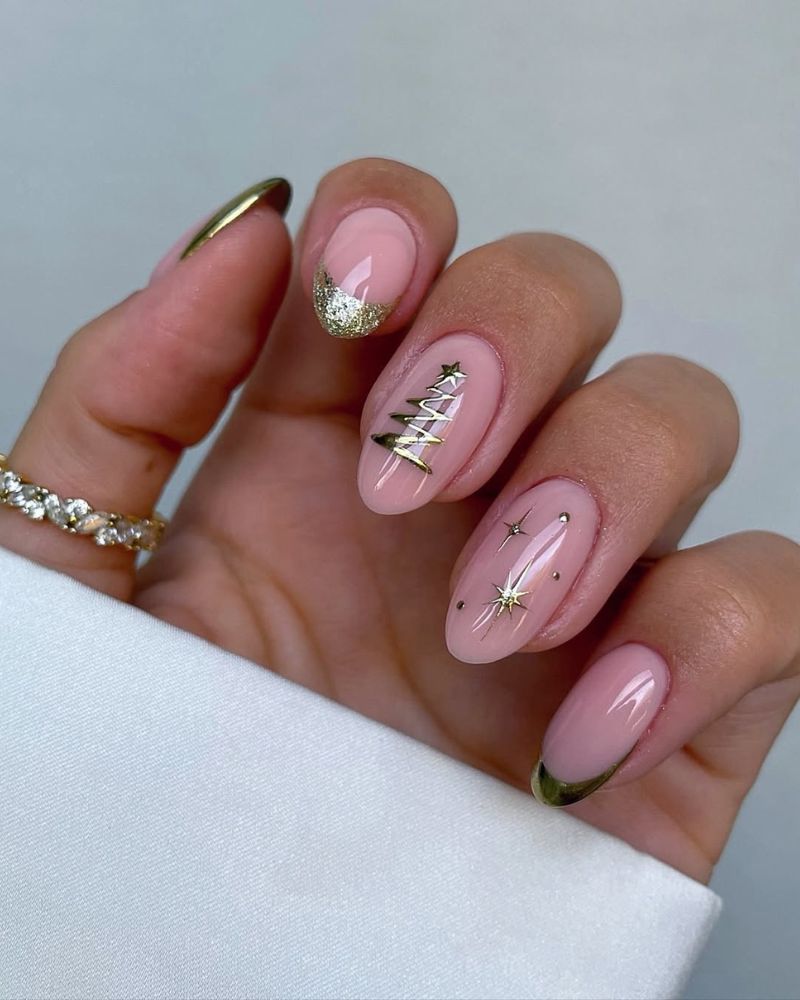 ongles nude sur base amande avec art ongulaire de Noël doré