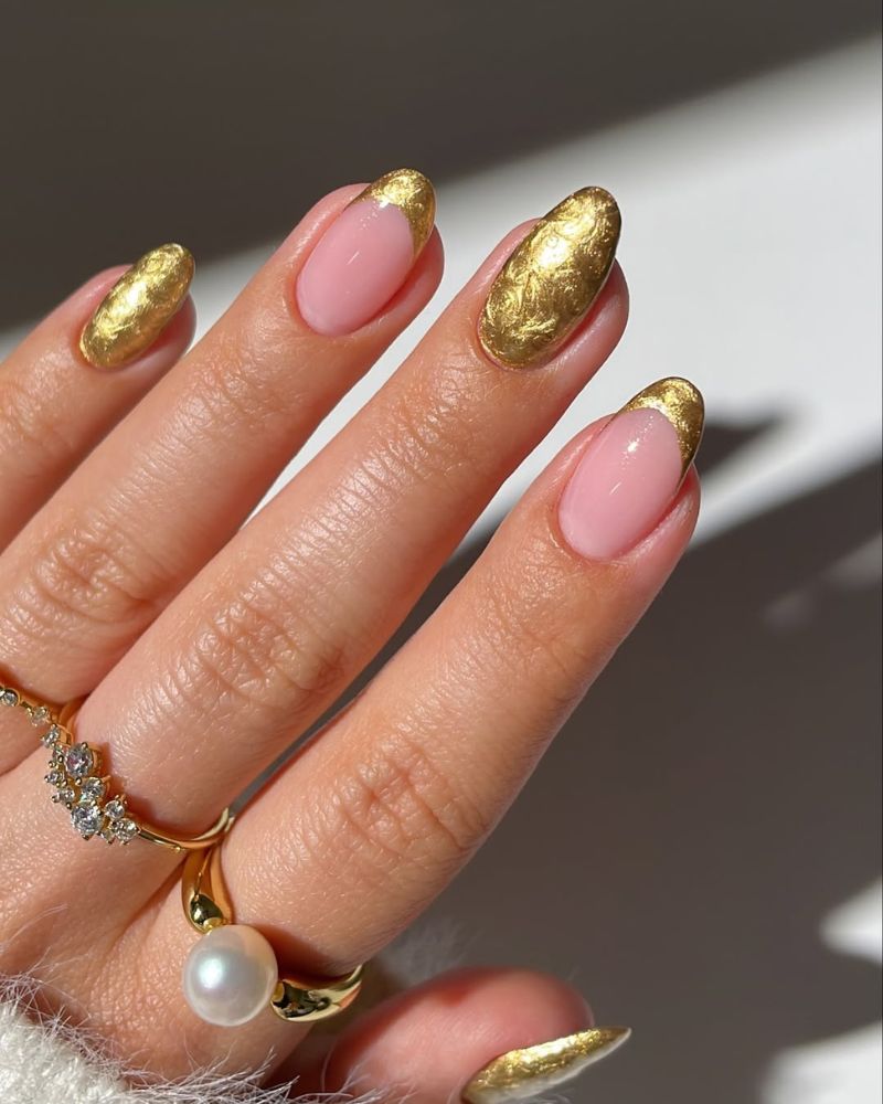 ongles de Noël dorés sur une base nude épurée