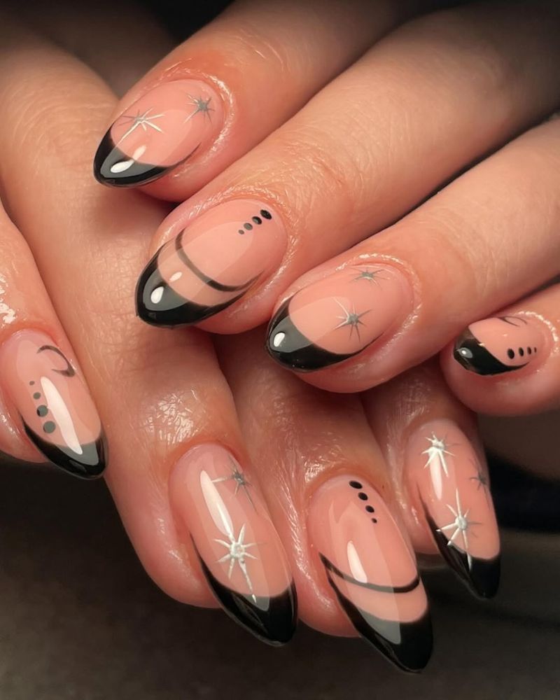 ongles noirs avec extrémités noires, manucure française chic