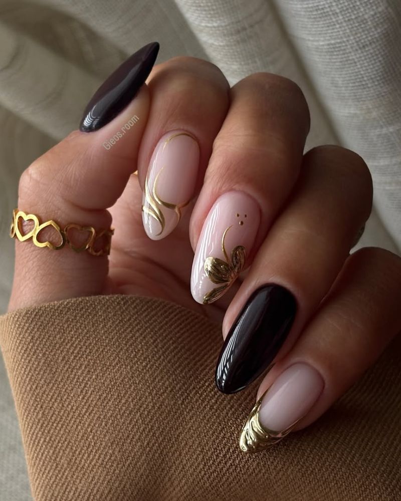 ongles noir et or avec base nude propre