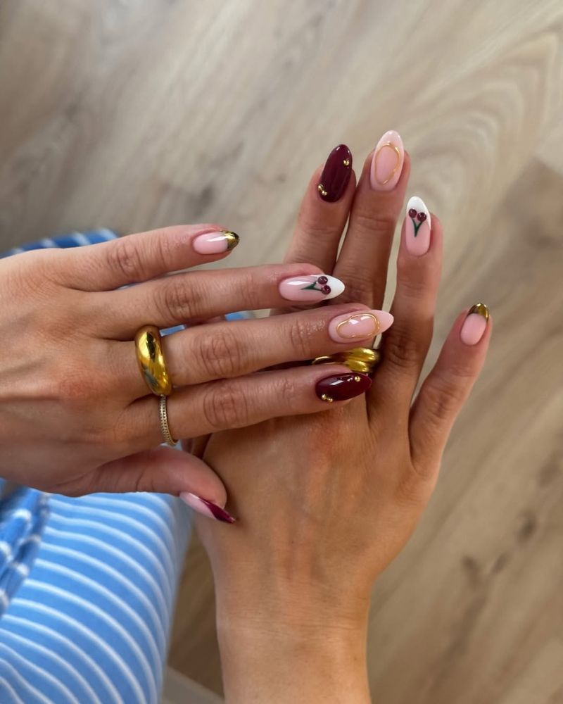 design d’ongles rouge cerise sur manucure nude