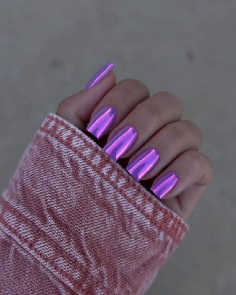 ongles chrome violet, ongles courts